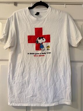 Snoopy Red Cross T-Shirt Unisex Medium Joe Cool White Give Blood Peanuts Graphic